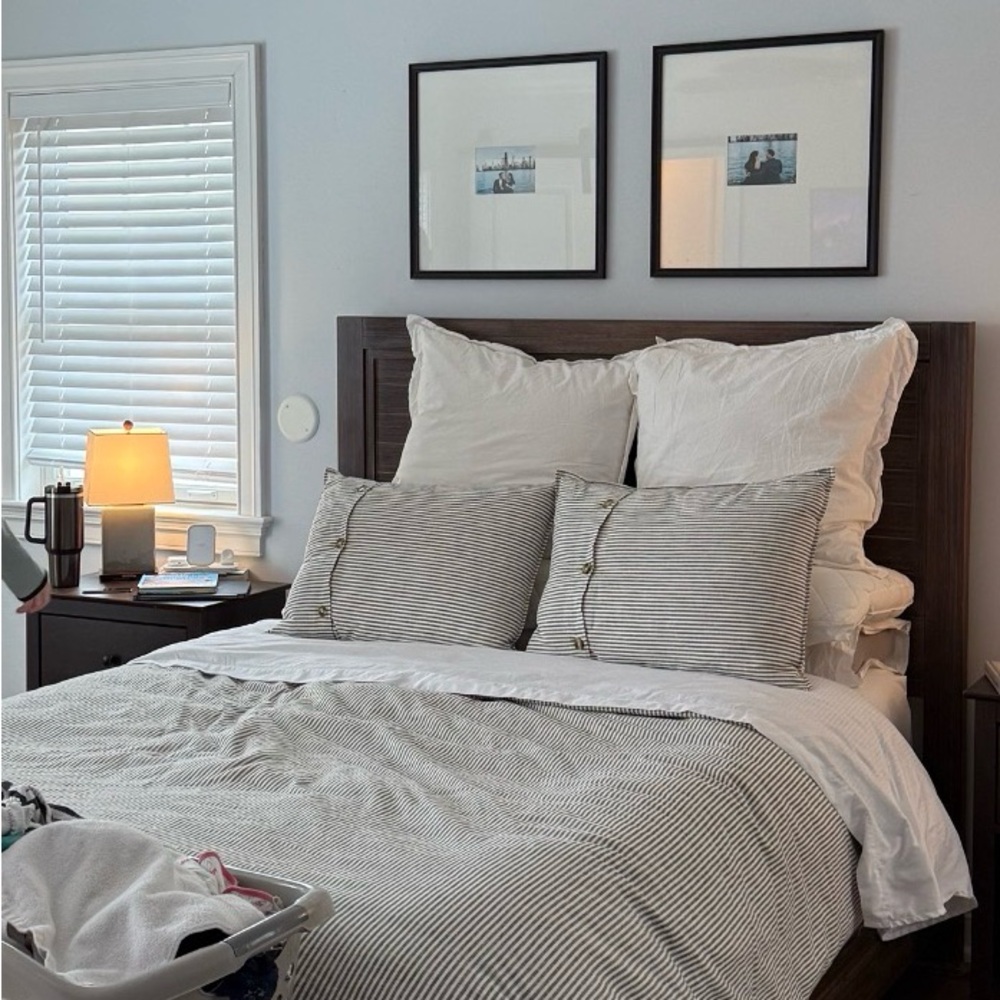 Pottery Barn Wheaton Striped Duvet Cover in Navy- Full/ Queen + Shams